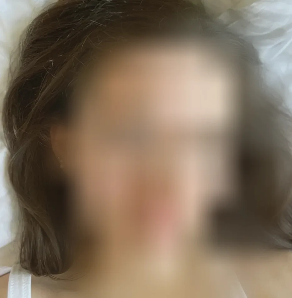 Mia, 24