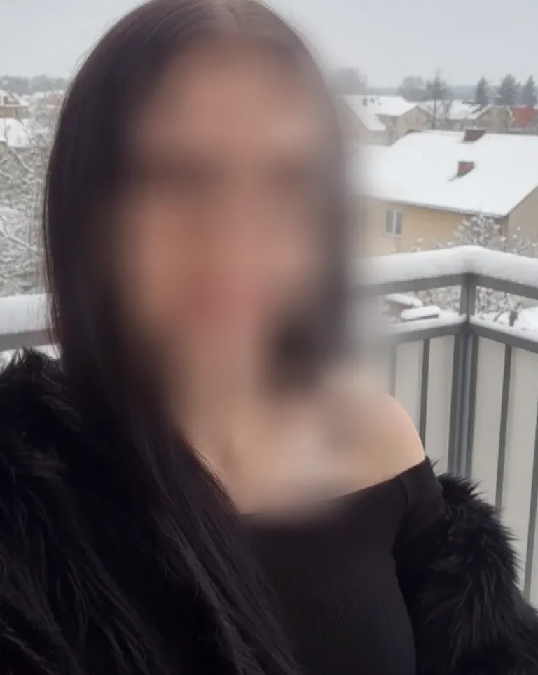 Simone, 23